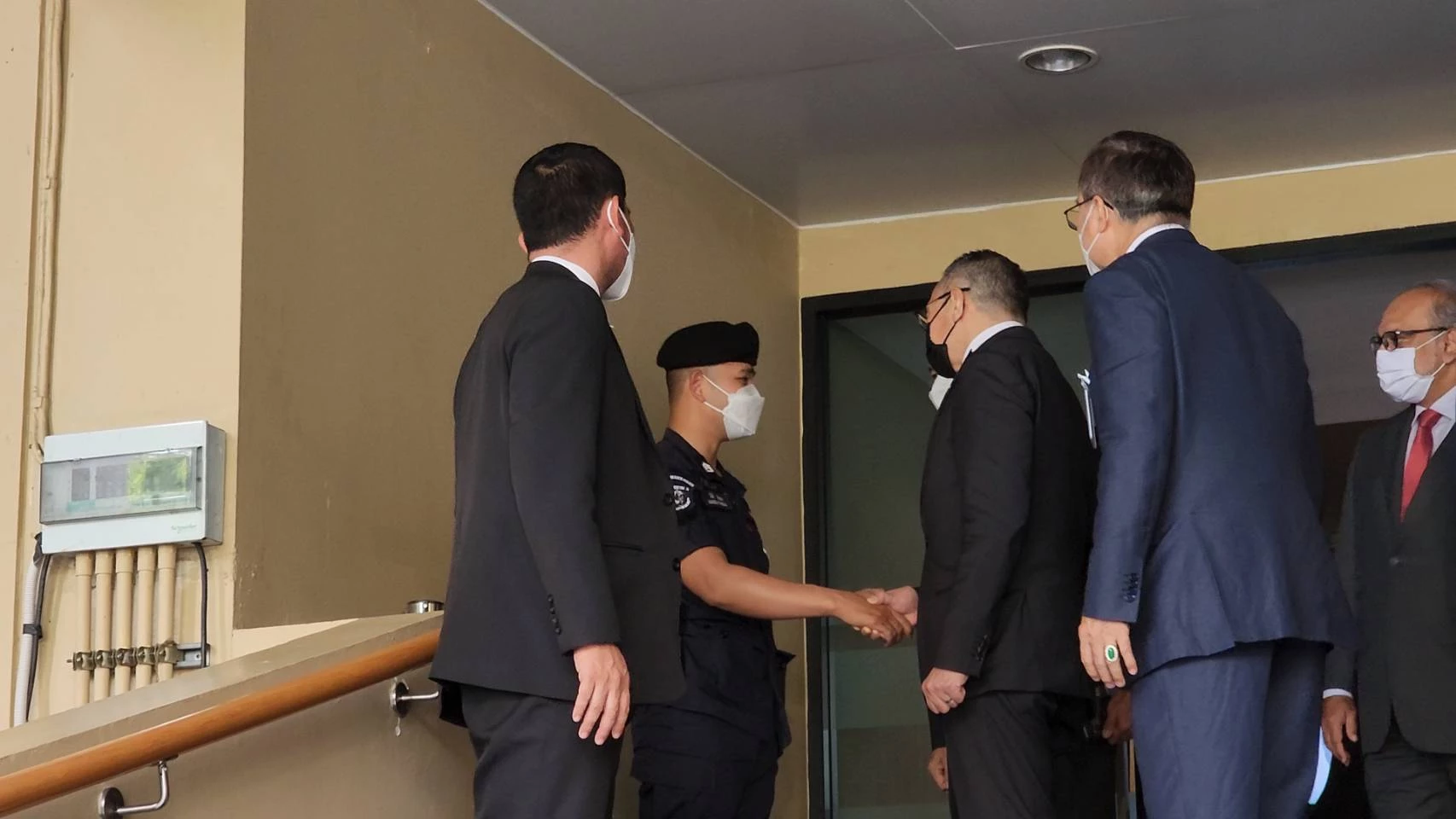 รัฐมนตรีว่าการกระทรวงกลาโหมมาเลเซีย ให้กำลังใจตำรวจประจำตึกบัญชาการ 1