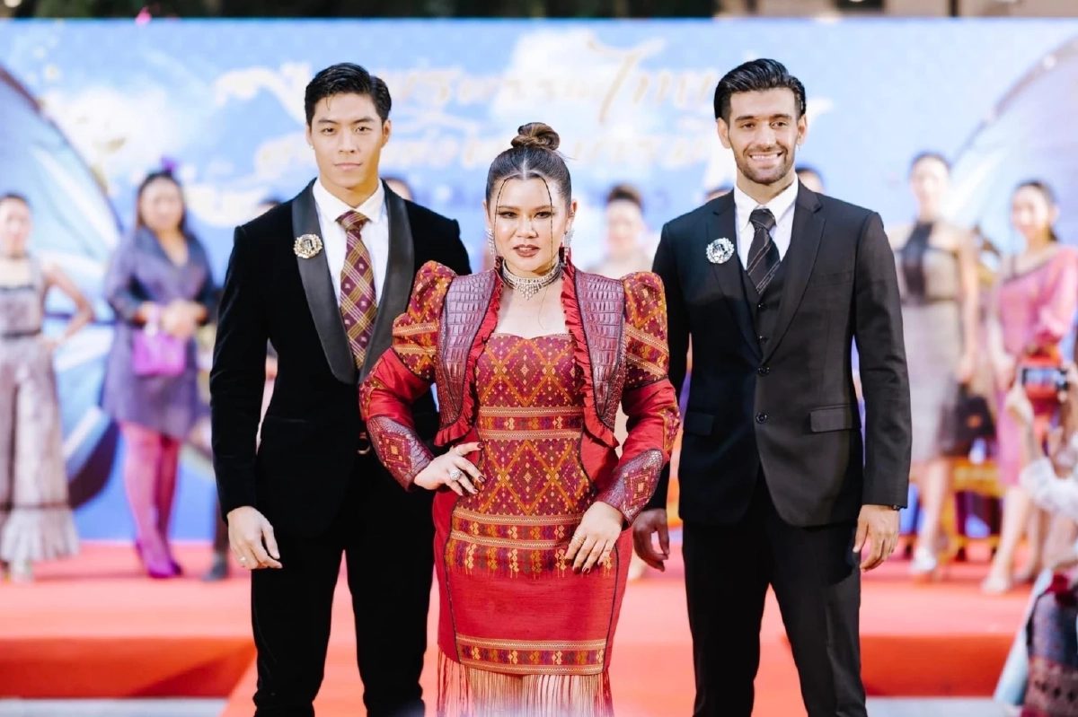 อลังการ "หมอกี้ ชากีร่า" เปิดตัวแบรนด์ ผ้าไทย ร่วมสมัยกุ๊น หนังจระเข้