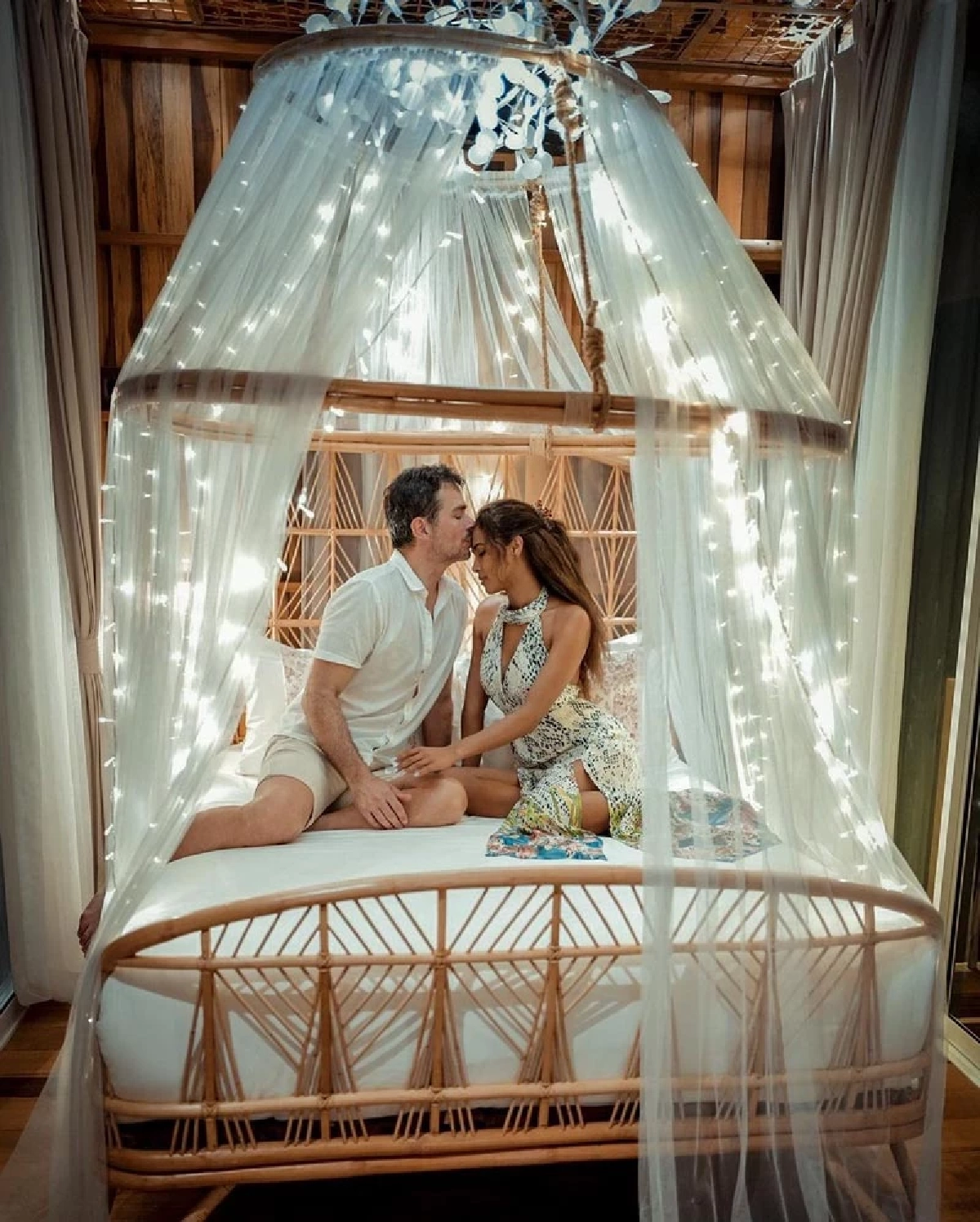 จูบปากโชว์ "เมญ่า นนธวรรณ" กับแฟนใหม่ฝรั่ง ฉลองครบรอบดูใจ 1 ปี