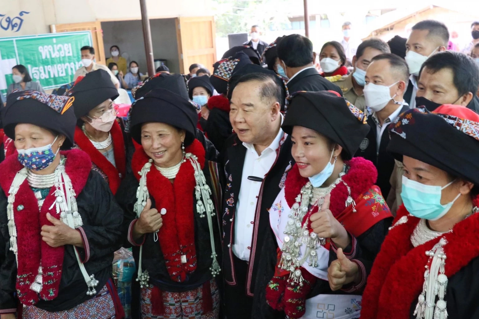   วันนี้ พล.อ.ประวิตร บารมีการเมืองเบ่งบาน เหนือ พล.อ.ประยุทธ์