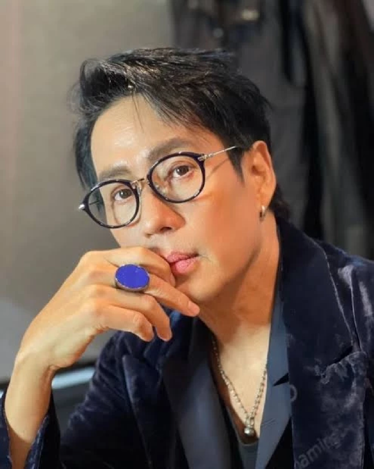 วันแม่ที่ไม่มีแม่ "เบิร์ด ธงไชย" นำพวงมาลัยกราบรูปคุณแม่