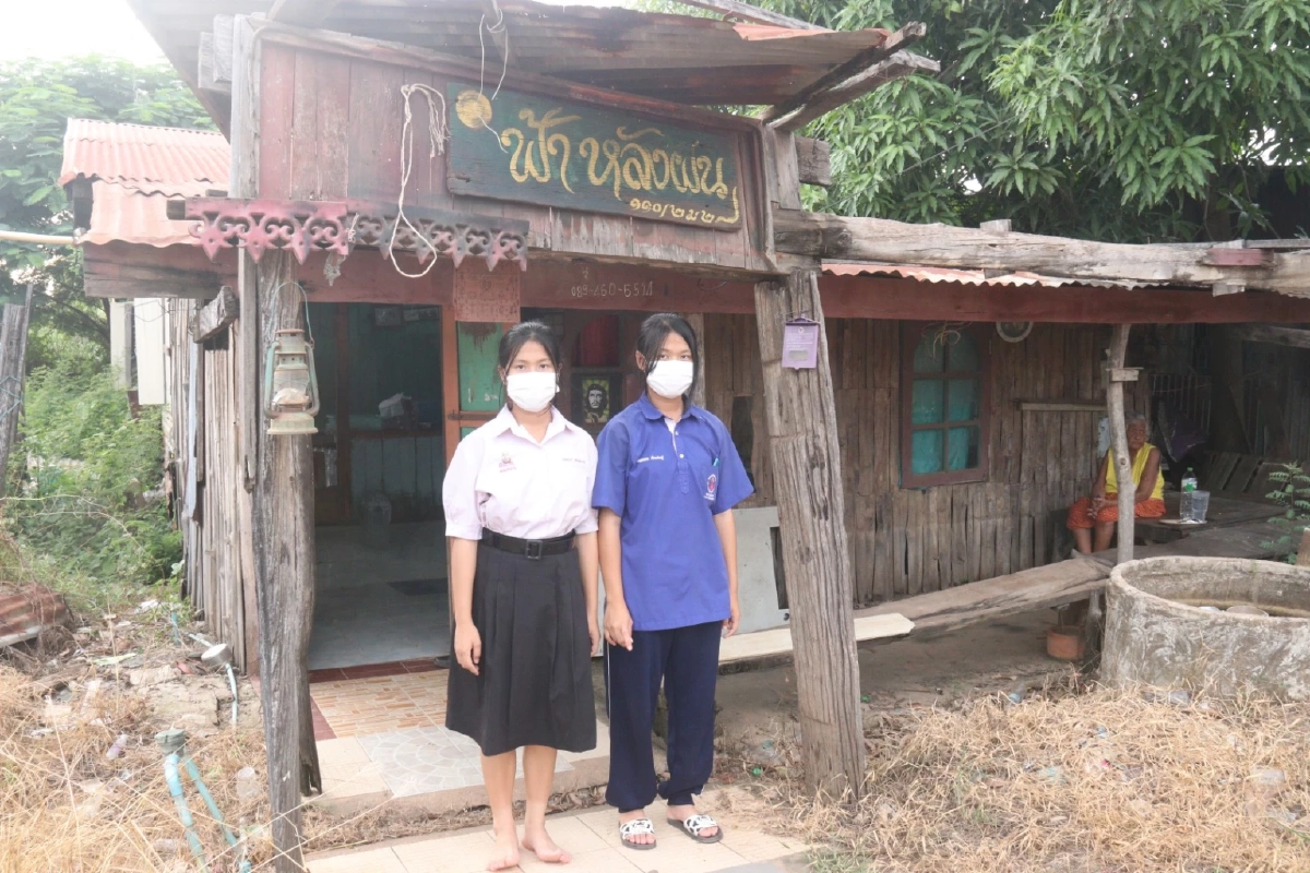 วอนช่วย "ย่าทวดวัย 90 " และ "หลานสาวฝาแฝด"อาศัยข้าววัดประทังชีวิต