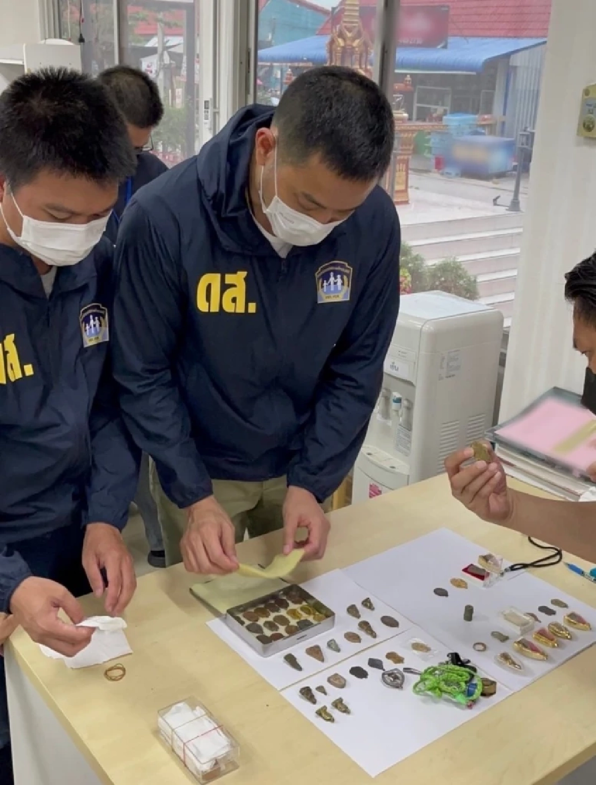 "สองสาวแสบ" ลวงเซียนพระรักษาโรคร้าย ก่อนยึดพระเครื่องมูลค่ากว่า 100 ล้าน