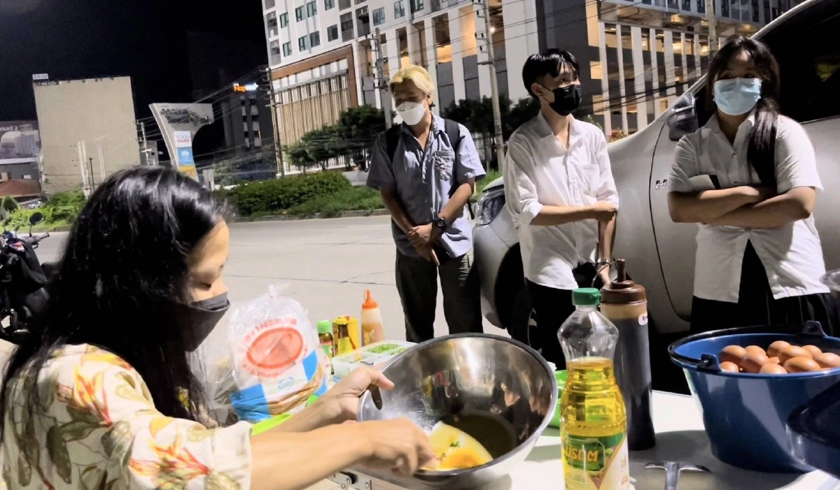 ชาวเชียงใหม่แห่อุดหนุน "ข้าวไข่เจียว" แม่ค้าป่วยมะเร็ง แต่ไม่งอมืองอเท้า 