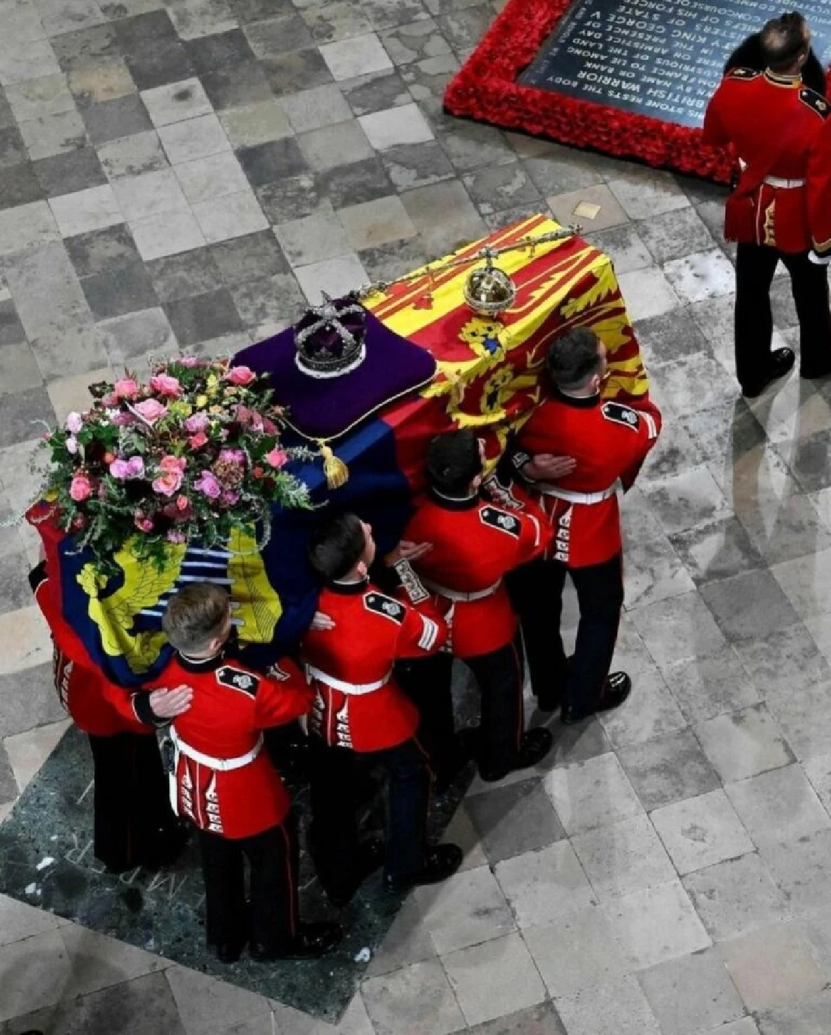 ภูมิใจ "เอมมี่ มรกต" น้องแท้ๆ ได้ร่วมขบวนพระบรมศพควีนอลิซาเบธที่ 2