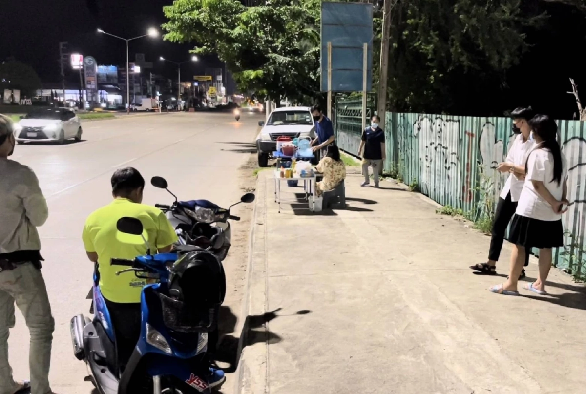 ชาวเชียงใหม่แห่อุดหนุน "ข้าวไข่เจียว" แม่ค้าป่วยมะเร็ง แต่ไม่งอมืองอเท้า 