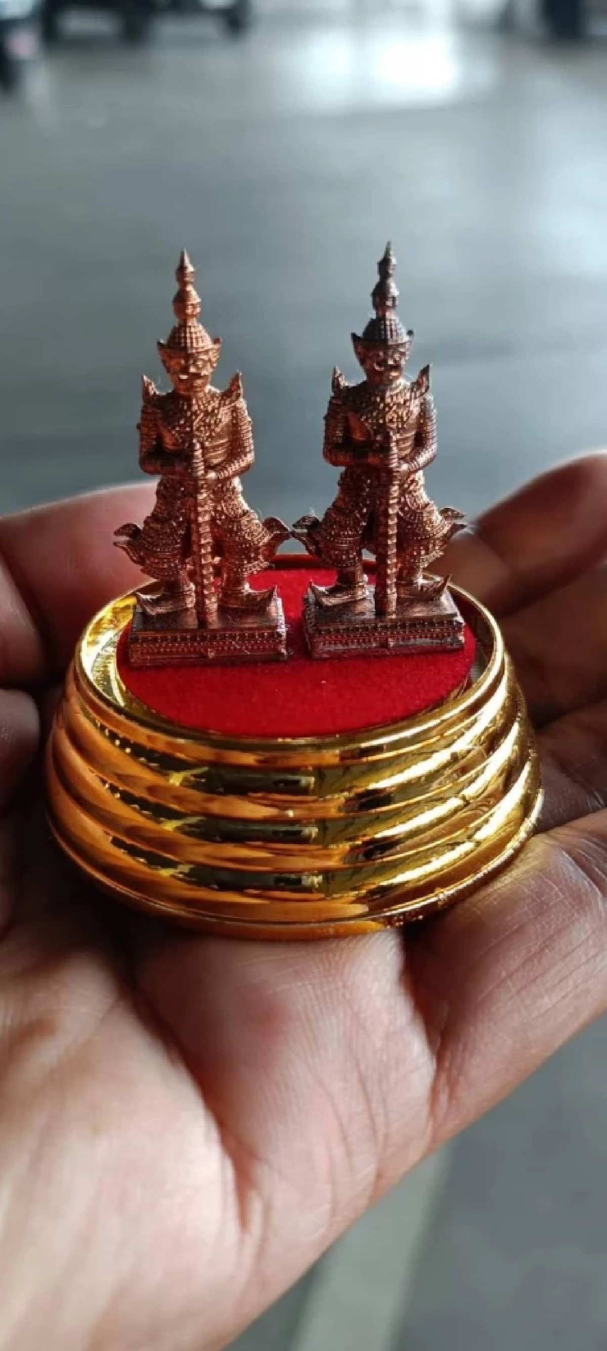 เชื่อ "พญายักษ์วัดแจ้ง" ช่วยรอดหวุดหวิดโดนสิบล้อเสียหลักพุ่งชนอย่างจัง