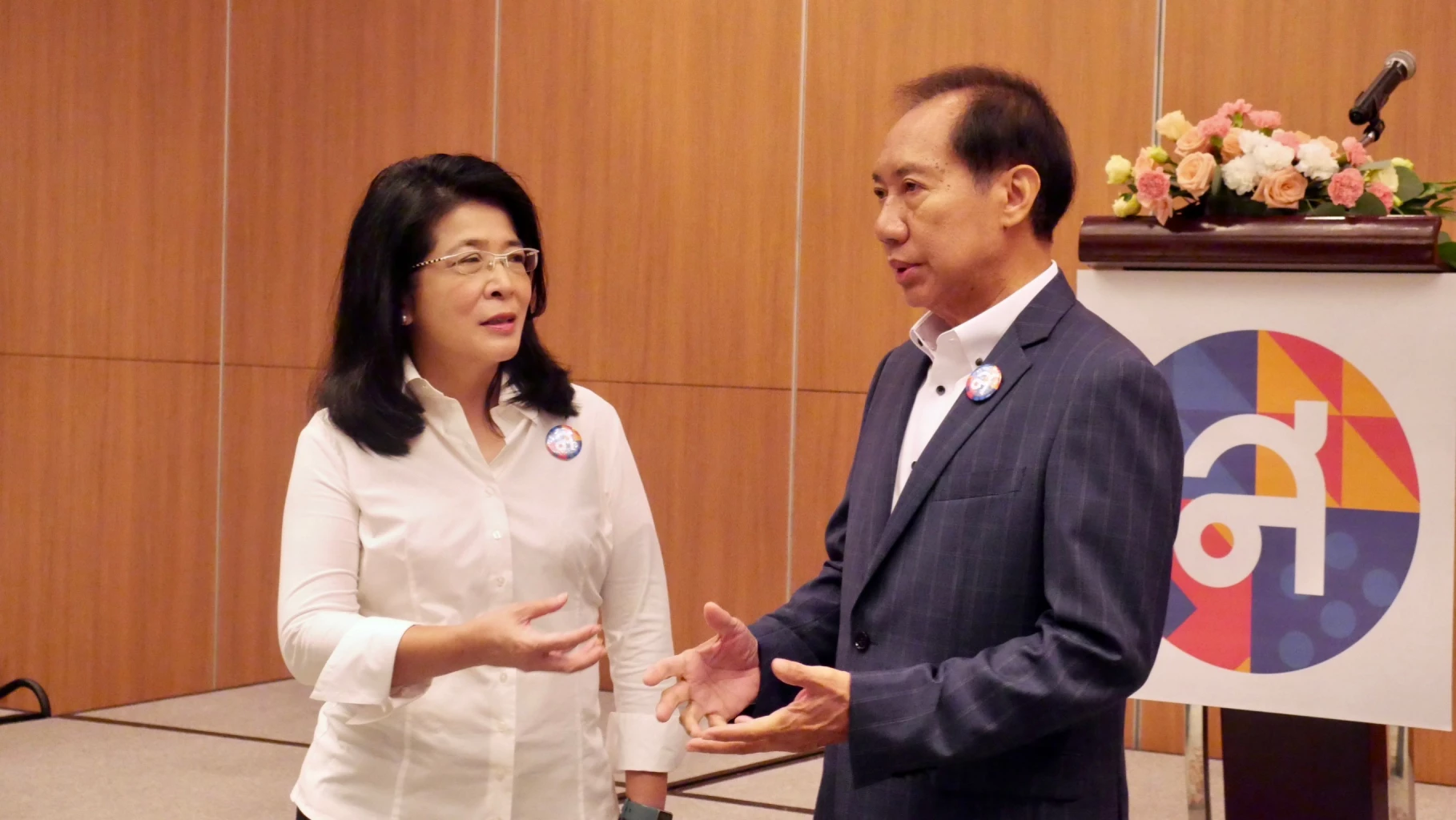 คุณหญิงสุดารัตน์ เกยุราพันธุ์ หัวหน้าพรรคไทยสร้างไทย และ ดร.โภคิน พลกุล ประธานยุทธศาสตร์ขับเคลื่อนประเทศ พรรคไทยสร้างไทย 