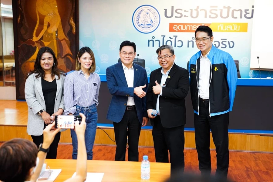 ประชาธิปัตย์ อบรมการสื่อสารยุคใหม่