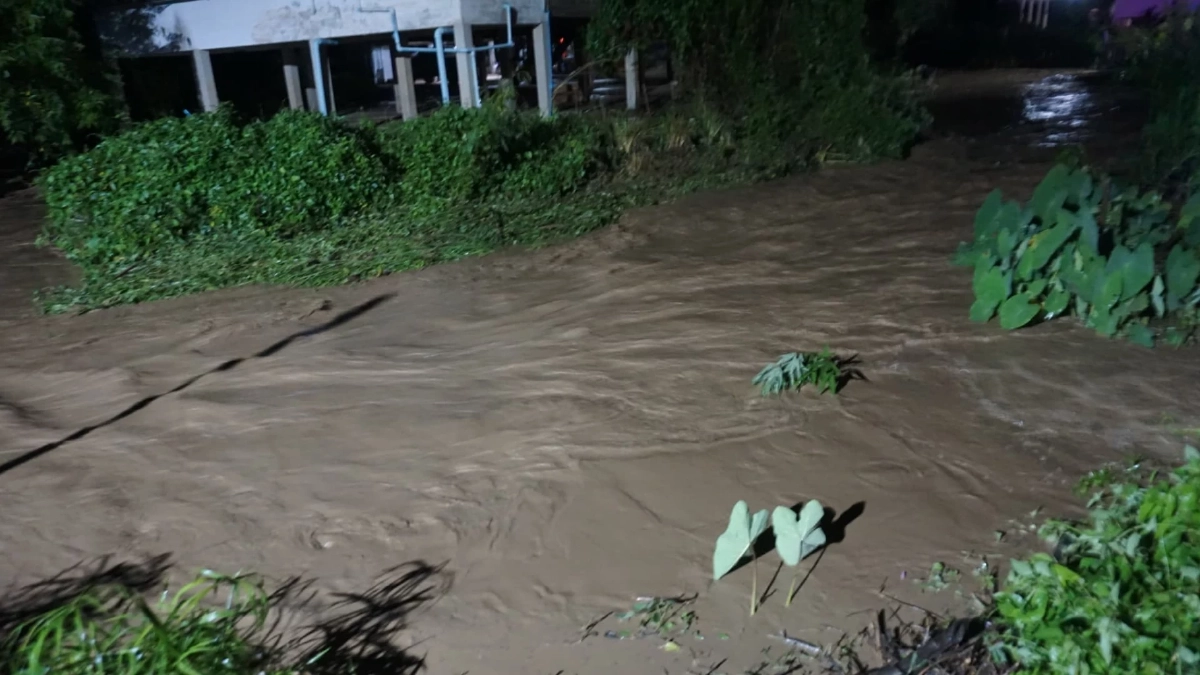 "ชาวอุ้มผาง" ลุ้นระทึกหลัง "น้ำป่าไหลหลาก" ผ่านตัวเมือง