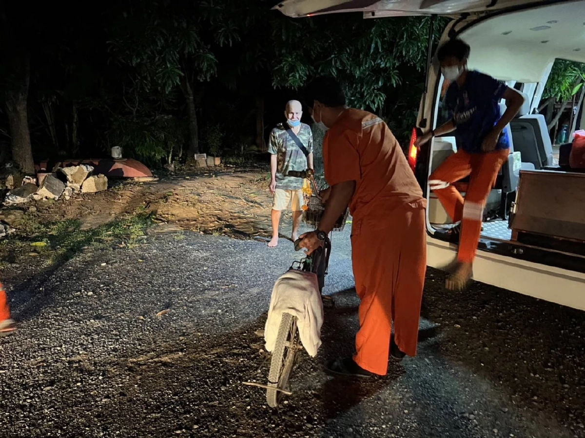 "2แม่ลูกสุดช้ำ" ลุงวัย 61 ปี ปั่น จย.พาแม่วัย 85 ปี กลับ "สุพรรณบุรี" กลางดึก