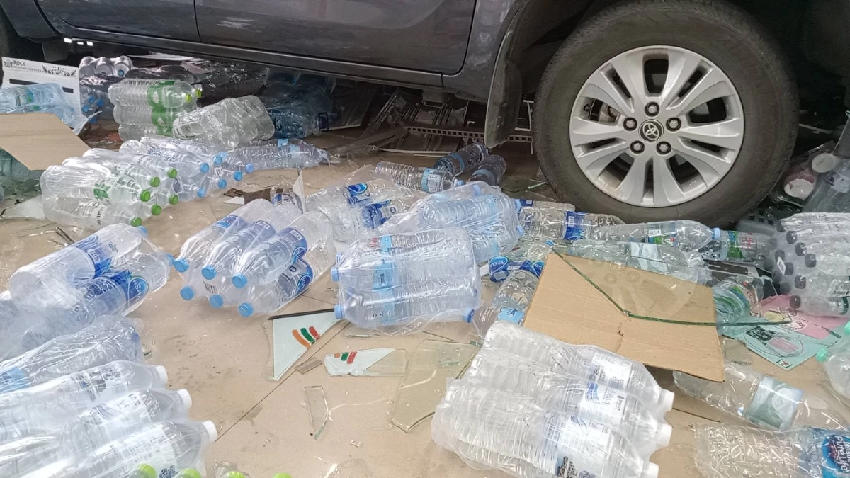 สินค้ากระจายเกลื่อนร้าน