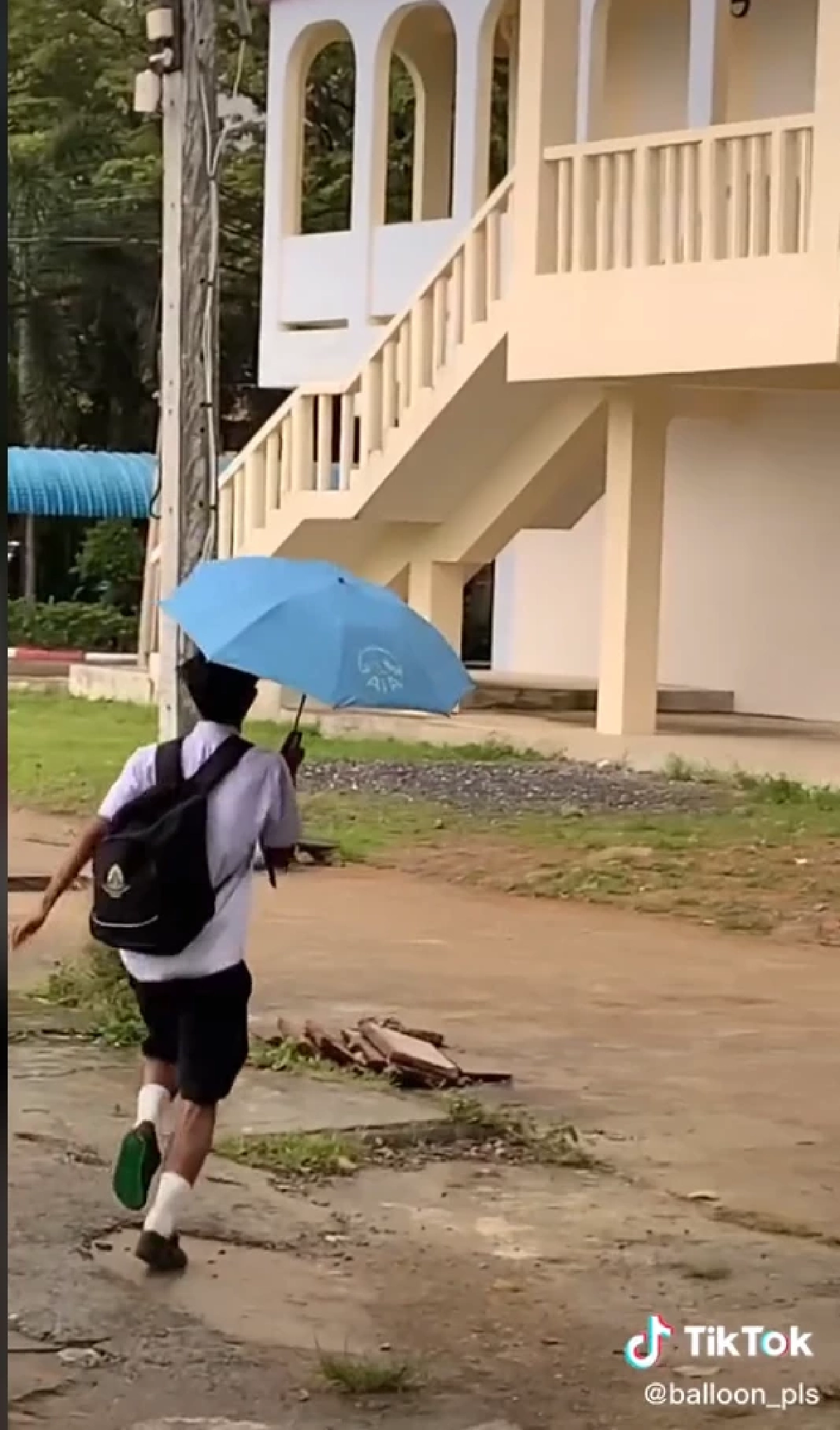 "นักเรียน" กางร่มไปรับ สาว แต่ท้ายเรื่องกลับไม่เป็นแบบที่คิด