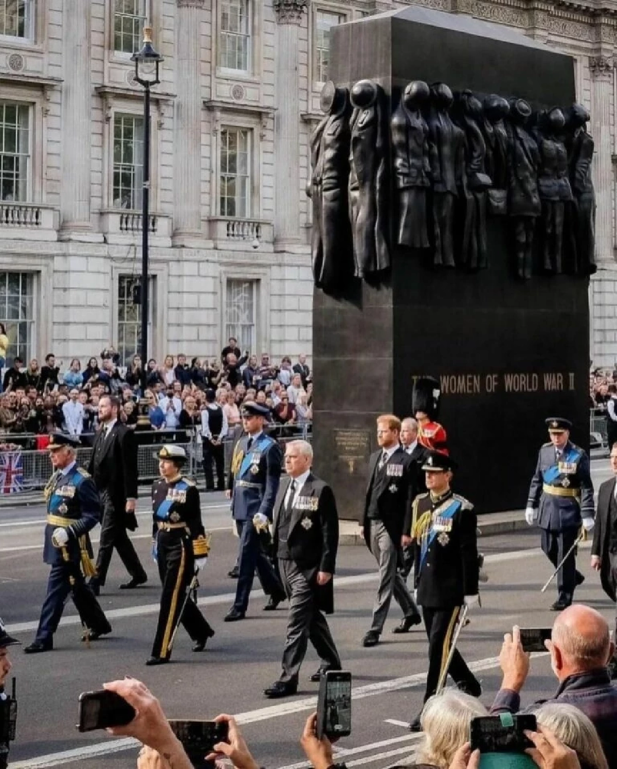 ภูมิใจ "เอมมี่ มรกต" น้องแท้ๆ ได้ร่วมขบวนพระบรมศพควีนอลิซาเบธที่ 2