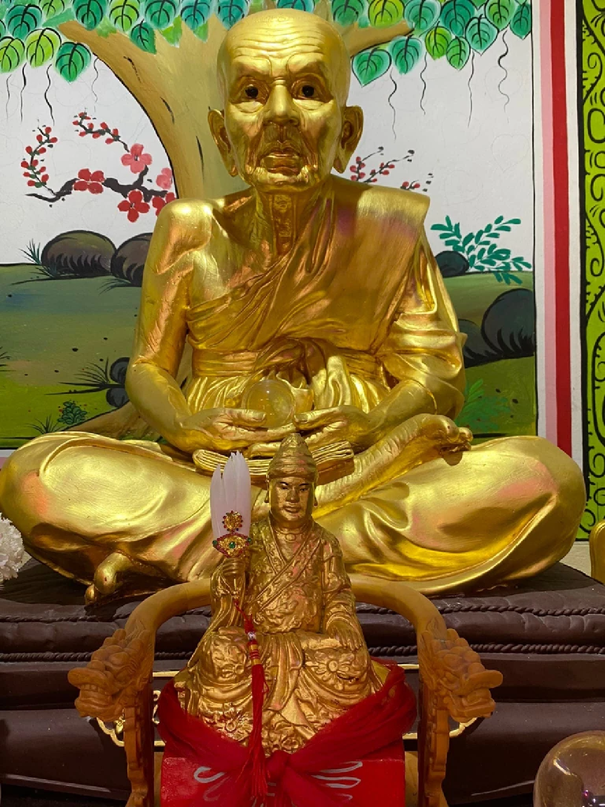 ตาขุนลก และ หลวงปู่ทวด ภาพจากแฟนเพจ ศาลพระเสื้อเมืองนครศรีธรรมราช