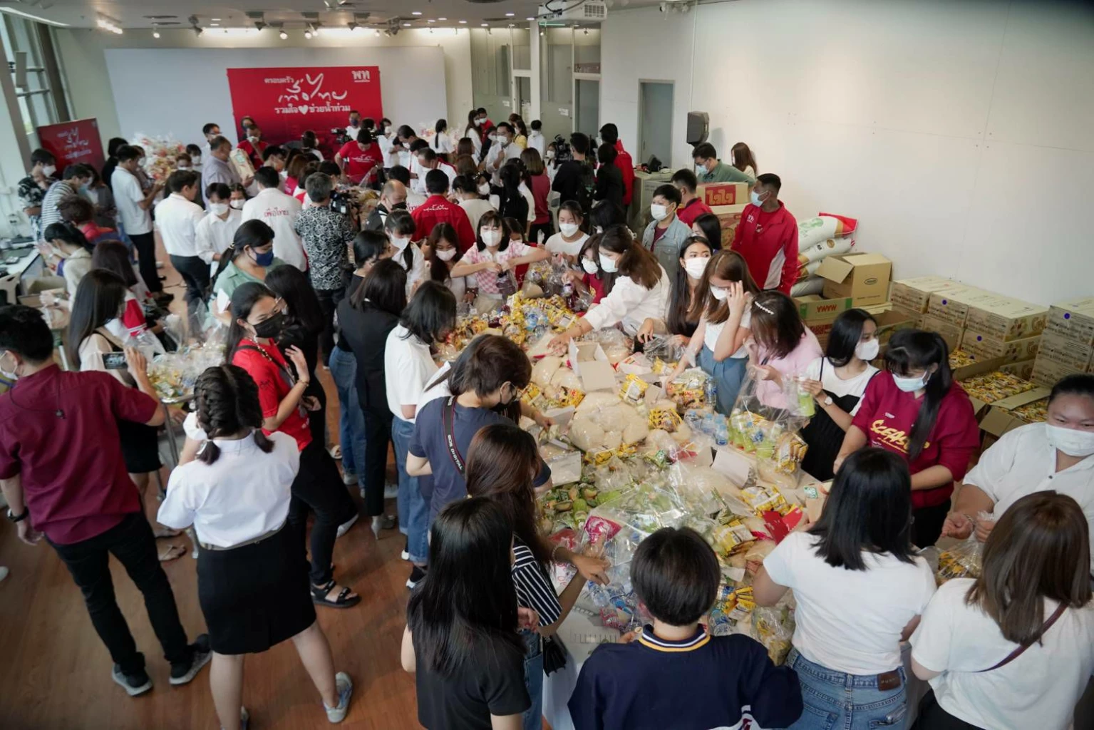 ครอบครัวเพื่อไทยบรรจุถุงยังชีพ ช่วยผู้ประสบภัยน้ำท่วม