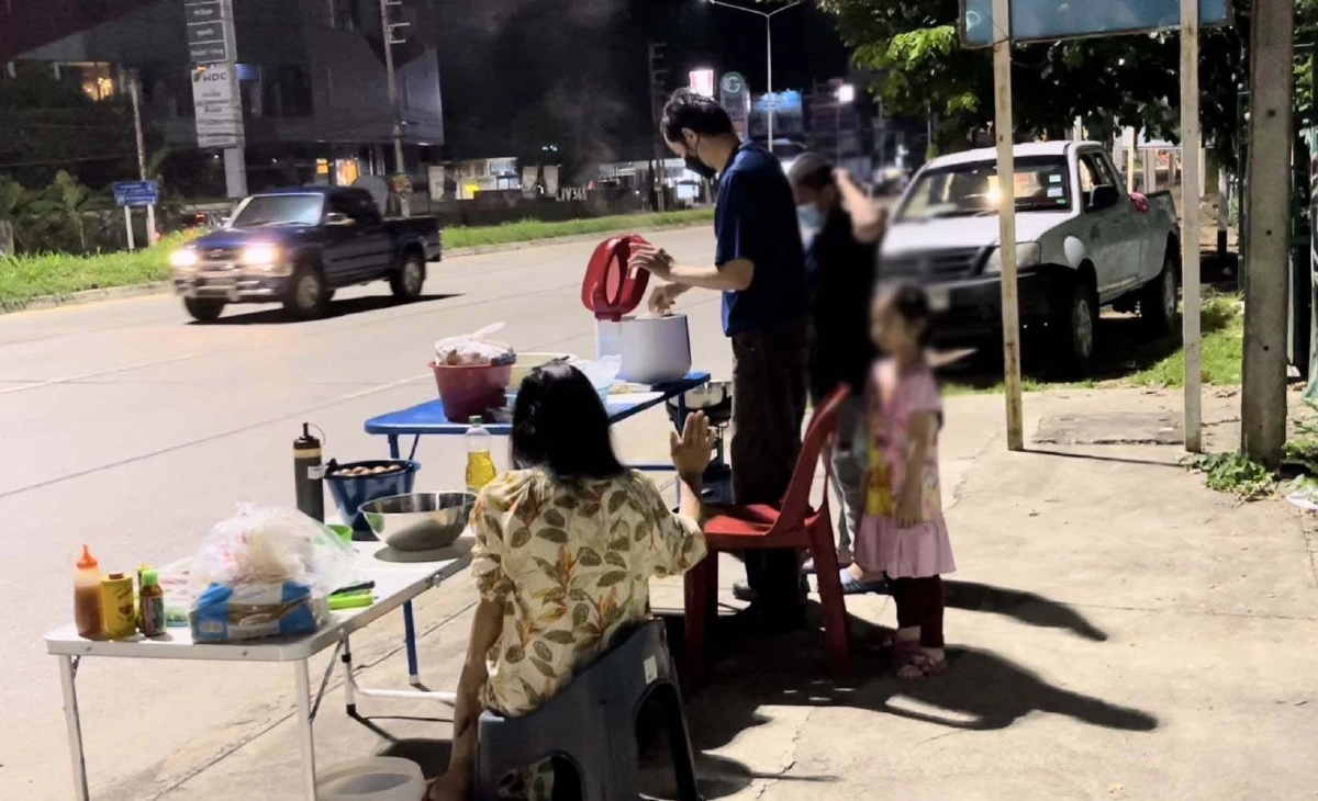 ชาวเชียงใหม่แห่อุดหนุน "ข้าวไข่เจียว" แม่ค้าป่วยมะเร็ง แต่ไม่งอมืองอเท้า 