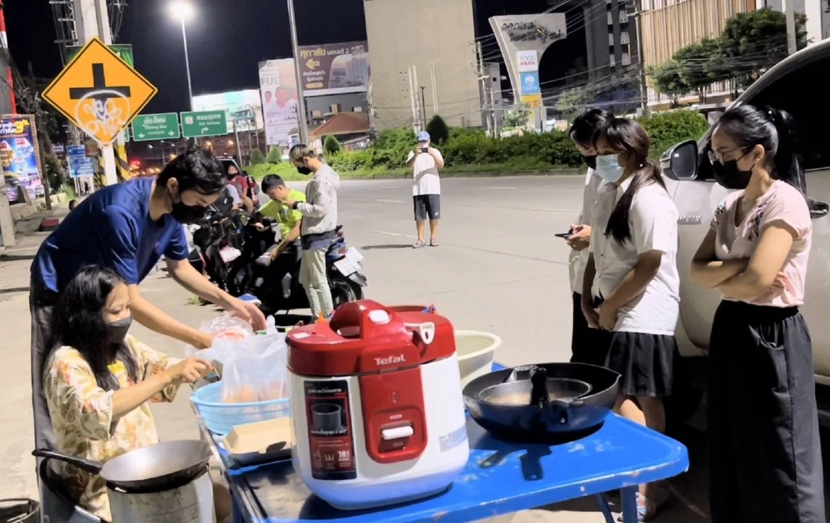 ชาวเชียงใหม่แห่อุดหนุน "ข้าวไข่เจียว" แม่ค้าป่วยมะเร็ง แต่ไม่งอมืองอเท้า 