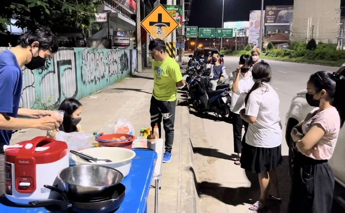 ชาวเชียงใหม่แห่อุดหนุน "ข้าวไข่เจียว" แม่ค้าป่วยมะเร็ง แต่ไม่งอมืองอเท้า 