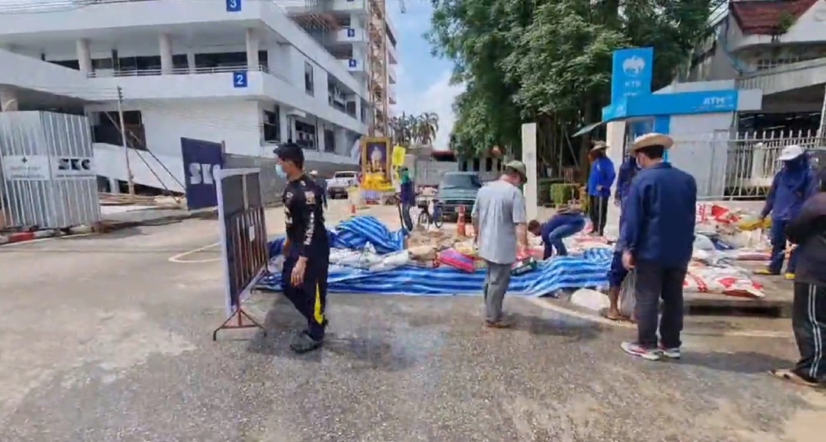 จนท.เคลื่อนย้ายกระสอบทรายเปิดทางเข้ารพ.แกลง