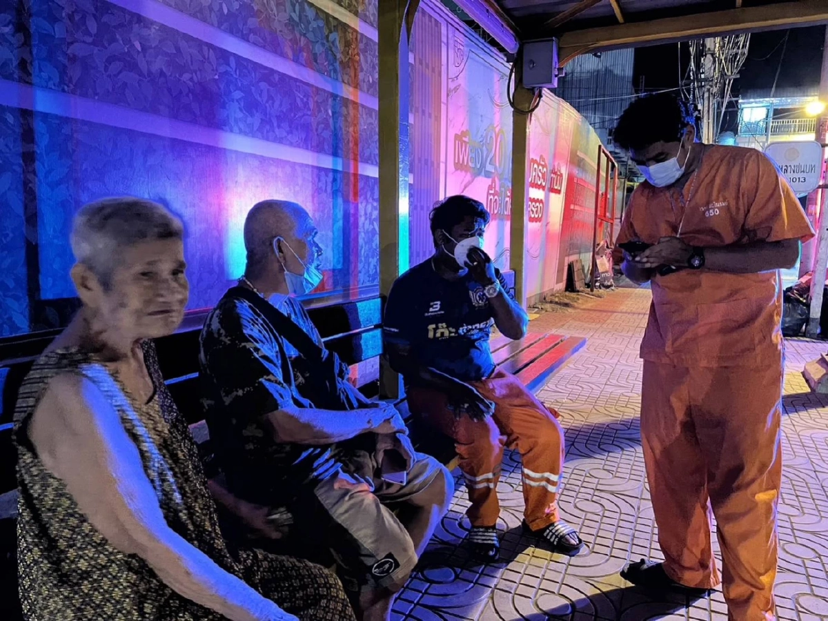 "2แม่ลูกสุดช้ำ" ลุงวัย 61 ปี ปั่น จย.พาแม่วัย 85 ปี กลับ "สุพรรณบุรี" กลางดึก