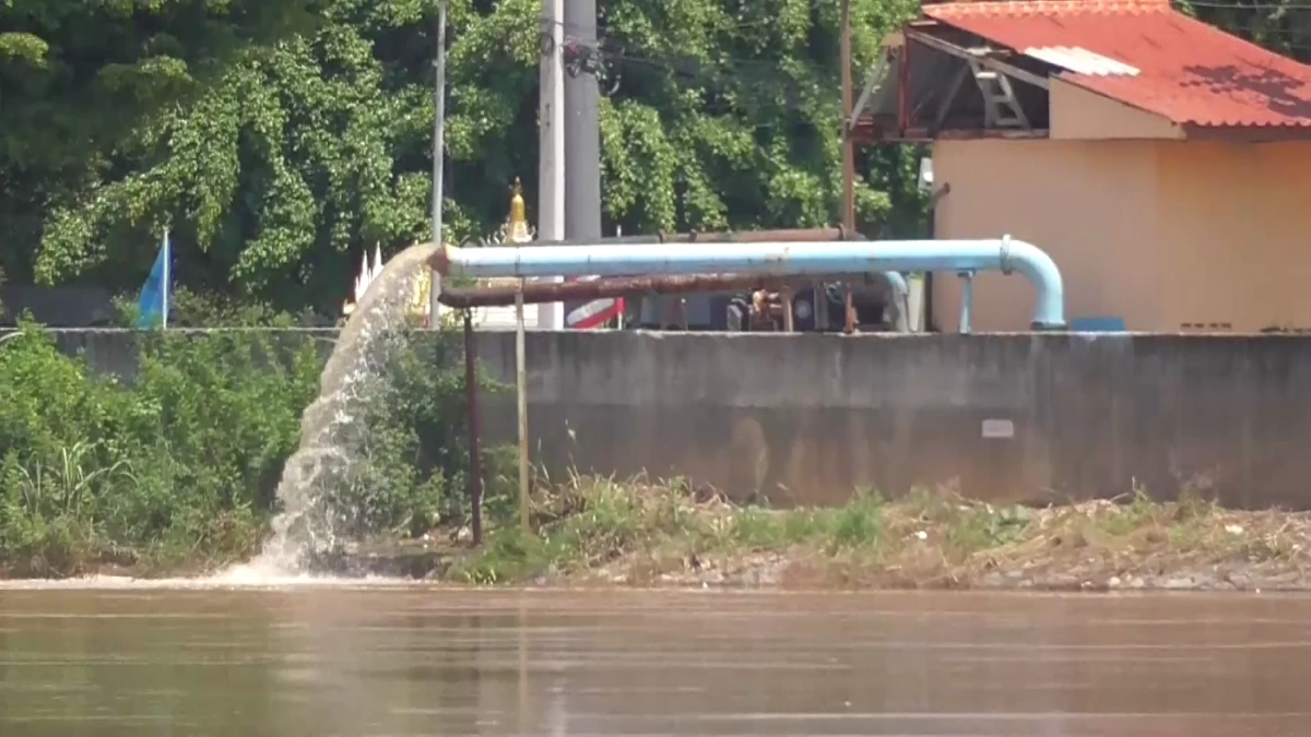 เทศบาลเมืองอ่างทอง เร่งตั้ง "เครื่องสูบน้ำยักษ์"  ป้องกันพื้นที่เศรษฐกิจ