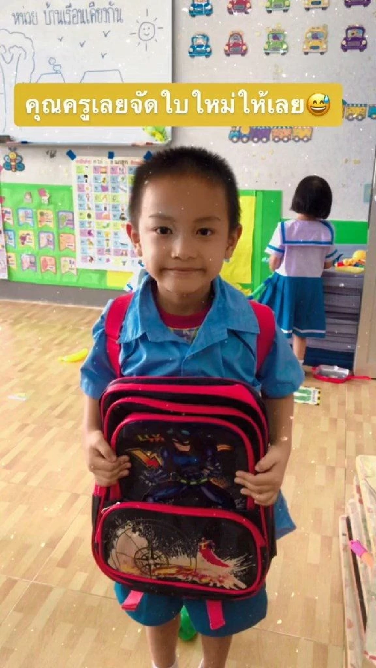 สุดน่ารัก "ครู" เห็นเด็กกระเป๋าเสื่อมสภาพ ทนไม่ไหว ซื้อใบใหม่ให้ทันที