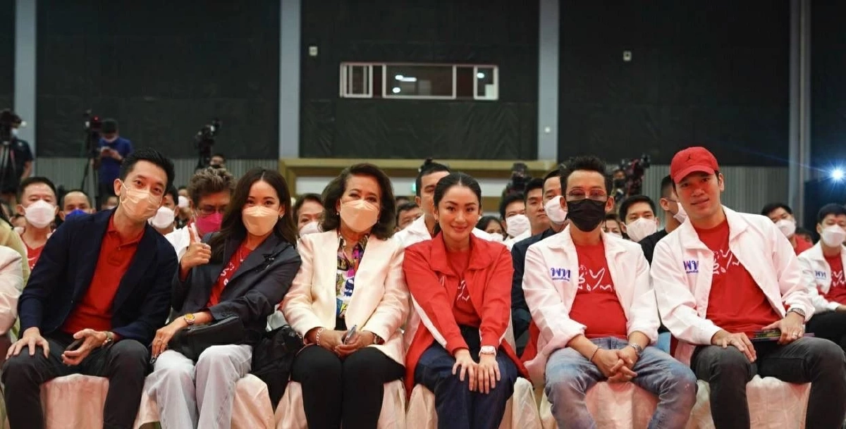 คุณหญิง พจมาน ณ ป้อมเพชร มารดาหัวหน้าครอบครัวเพื่อไทย