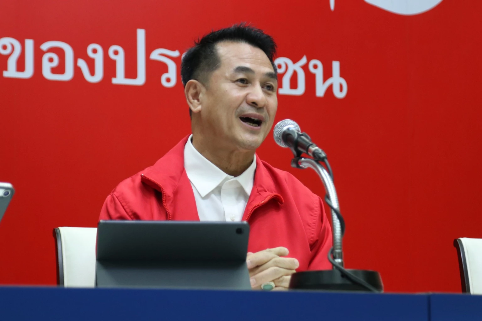 ชลน่าน ศรีแก้ว หัวหน้าพรรคเพื่อไทย