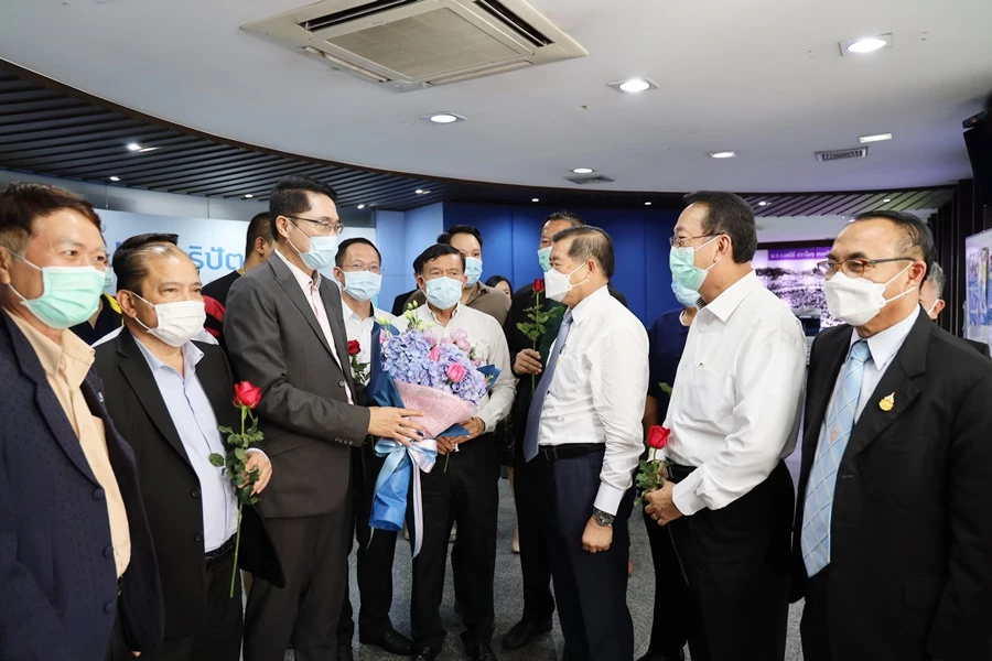 ส.ส.พรรคประชาธิปัตย์ มอบดอกไม้ นายนิพนธ์ บุญญามณี