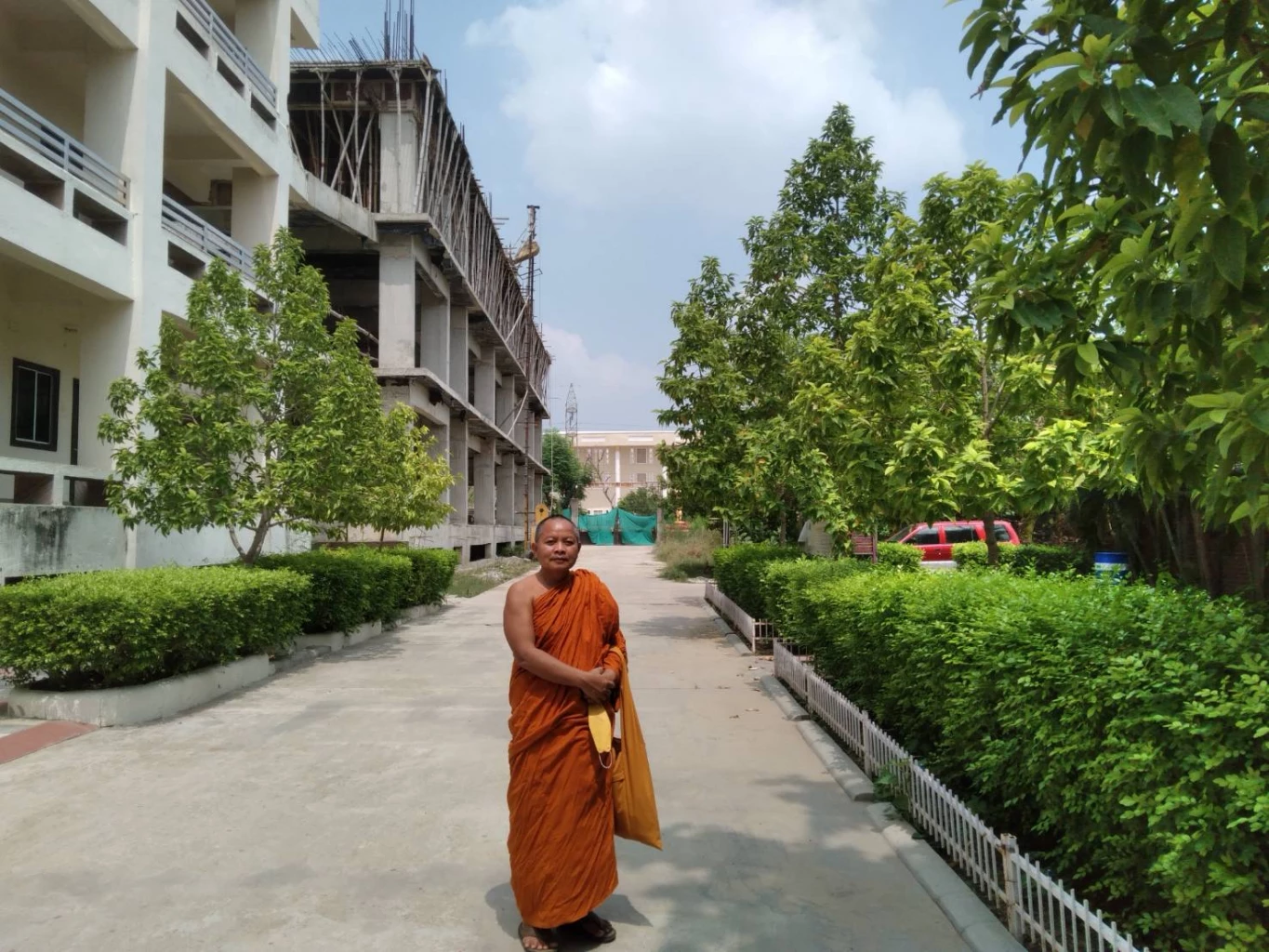 พระครูวินัยธรสมุทร ถาวรธมโม (วัดมหาธาตุ) กรรมการผู้จัดสร้าง สถานพยาบาลภูริปาโล