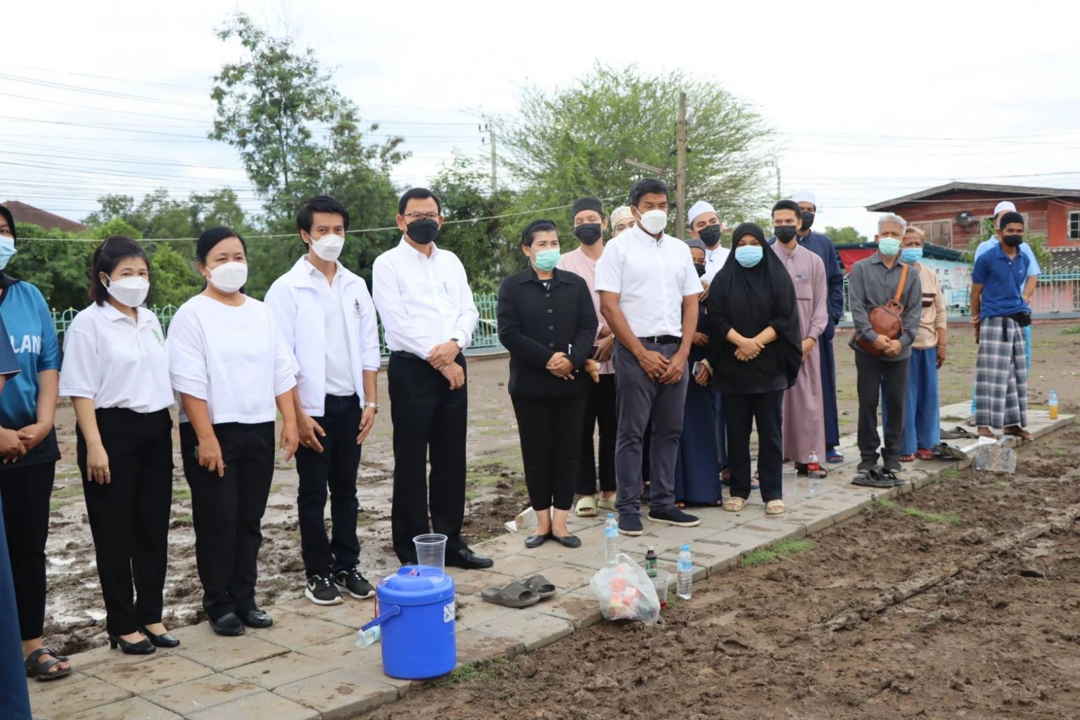 “ชัชชาติ”และ ผู้บริหาร กทม. ร่วมอาลัยและฝังศพ พนักงานกวาดถนนที่เสียชีวิต 9 ตุลาคม 2565