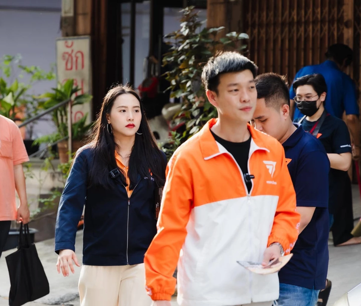   ส.ส.เท้ง พารักชนก หาเสียงในหมู่บ้านดีเค บางบอน