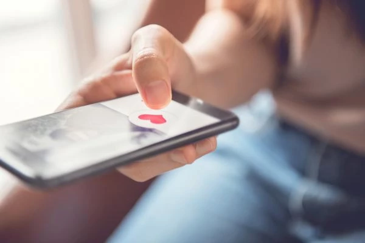 เล่นแอปฯ หาคู่ 