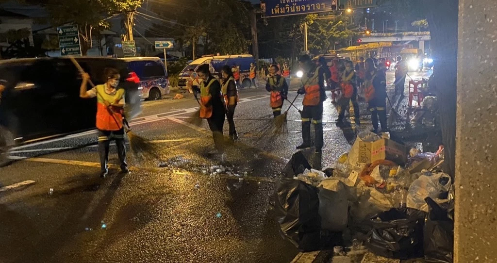 สะท้อน “ชีวิตบนความเสี่ยง” พนักงานกวาดถนน กทม. ใครบ้างที่จะรู้เรื่องแบบนี้