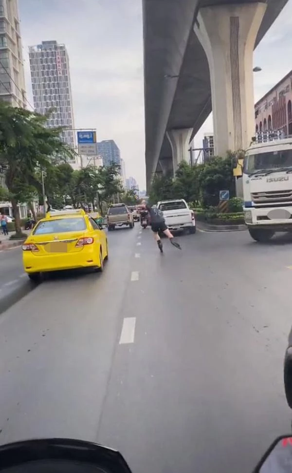 อย่างตึง "ฝรั่ง" เล่นโรลเลอร์เบลดบนถนนไทย ชาวเน็ตแห่เตือน สู่ขิตหลายคนแล้ว