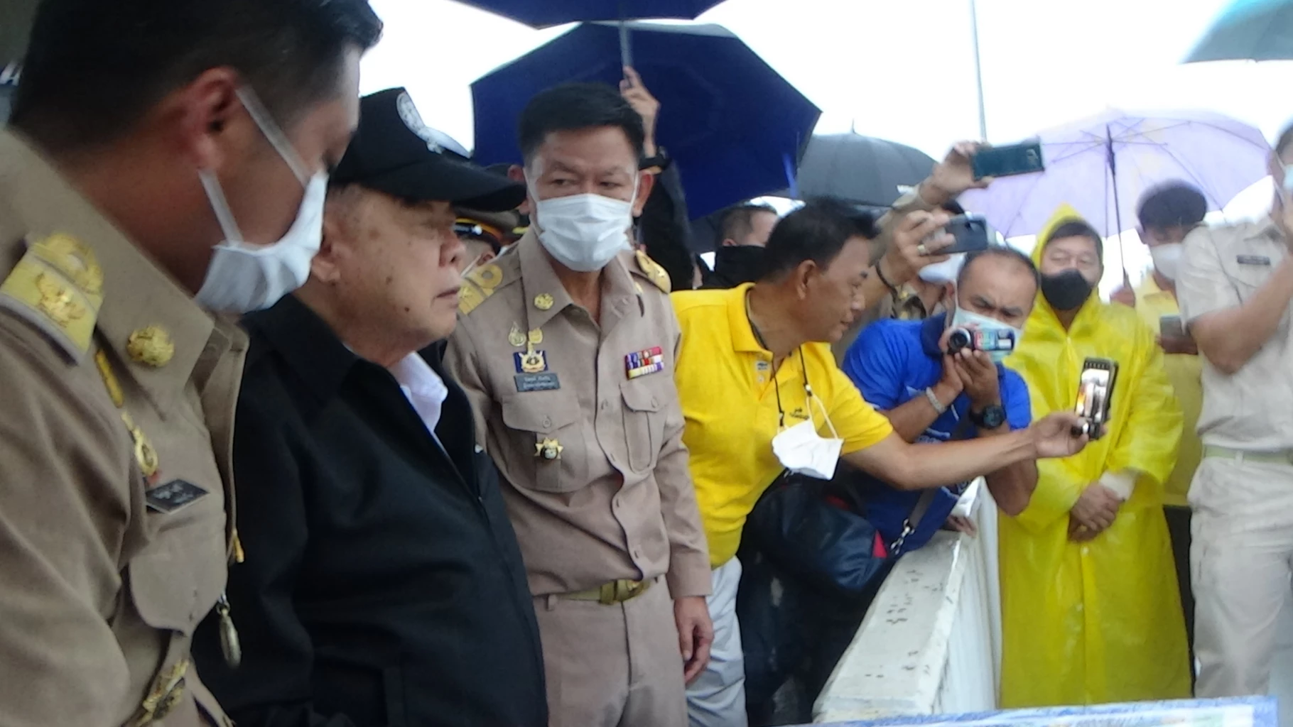 "บิ๊กป้อม" ลุยน้ำท่วม "ชัยนาท-อยุธยา" พร้อมสั่งการเร่งแก้ปัญหาน้ำท่วม