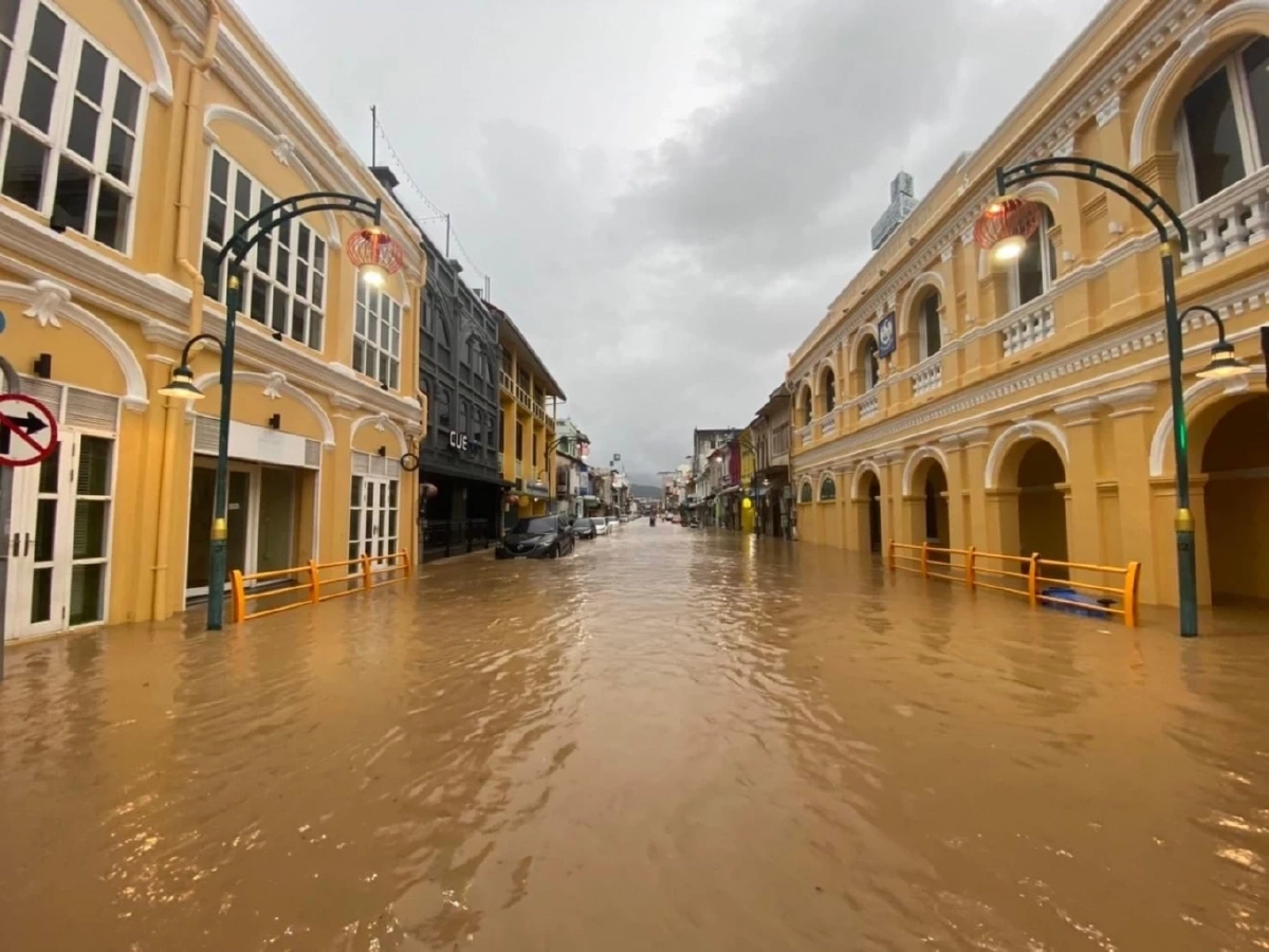 “ภูเก็ต” อ่วมทั้งเมือง หลังฝนตกหนักตั้งแต่ดึกยันเช้า