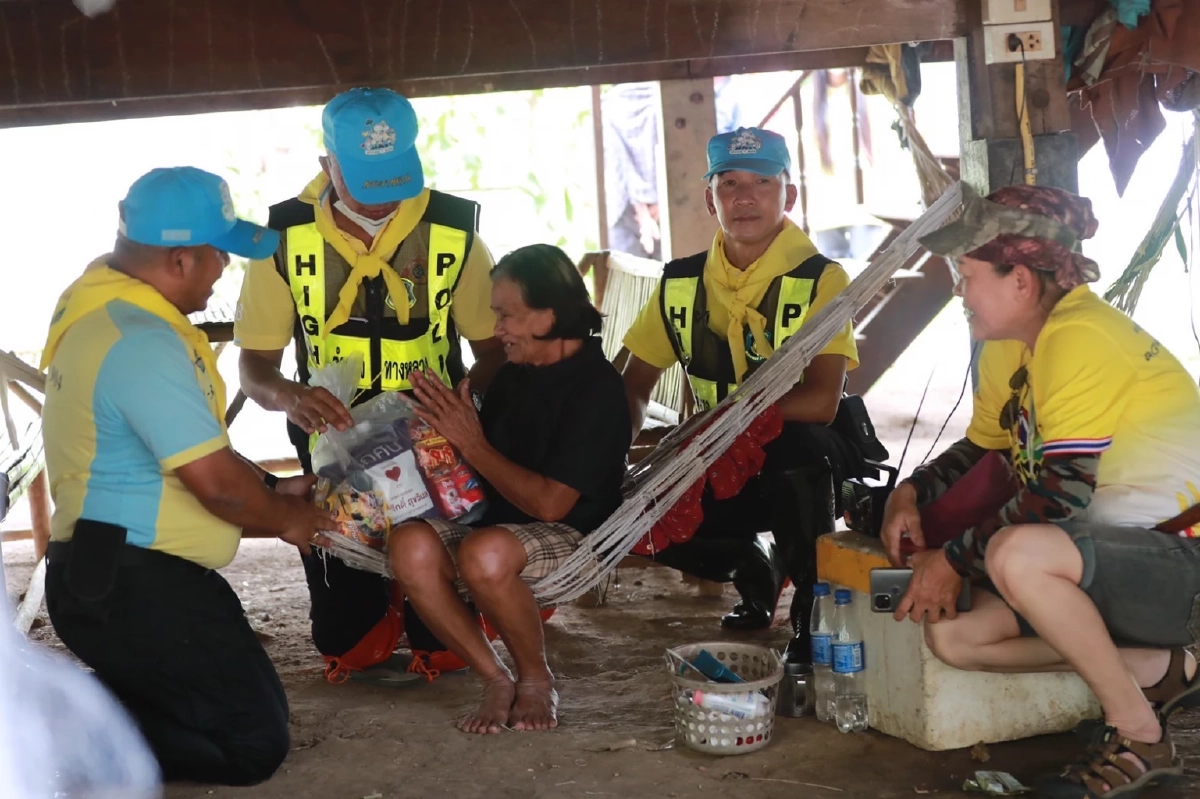 "ตำรวจทางหลวง" จับมือ "จิตอาสา" ช่วยเหลือผู้ประสบภัยน้ำท่วม