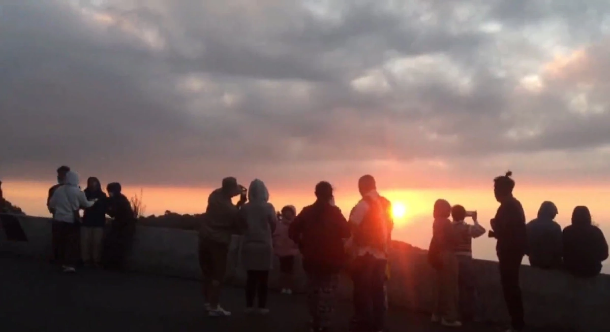 ไม่ผิดหวัง "ดอยอินทนนท์" ฟ้าเปิด นทท.แห่ชมแสงแรกวันใหม่ พร้อมสัมผัส 10 องศาฯ