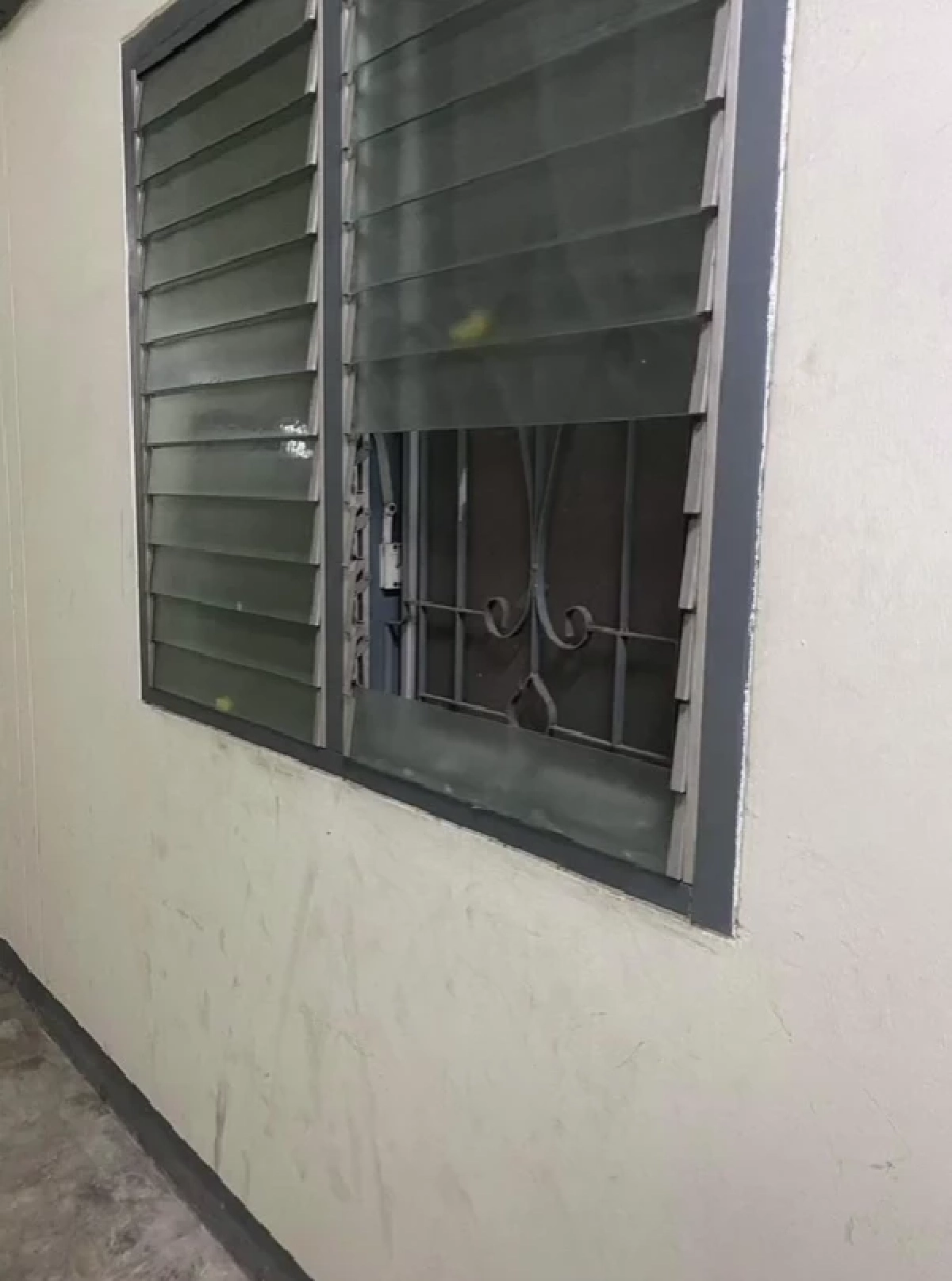 บานเกล็ดพัง