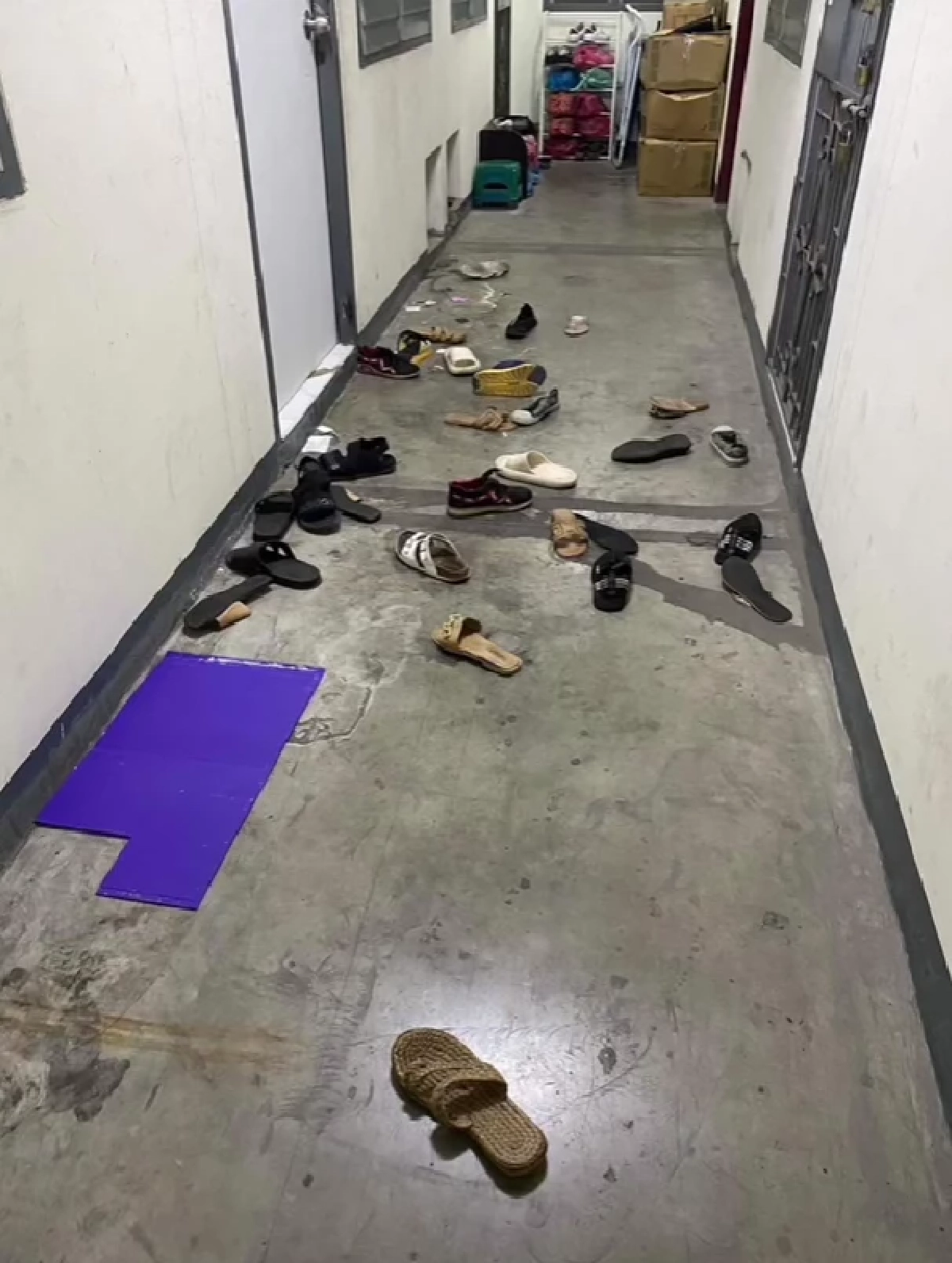 รองเท้าเต็มหน้าห้อง