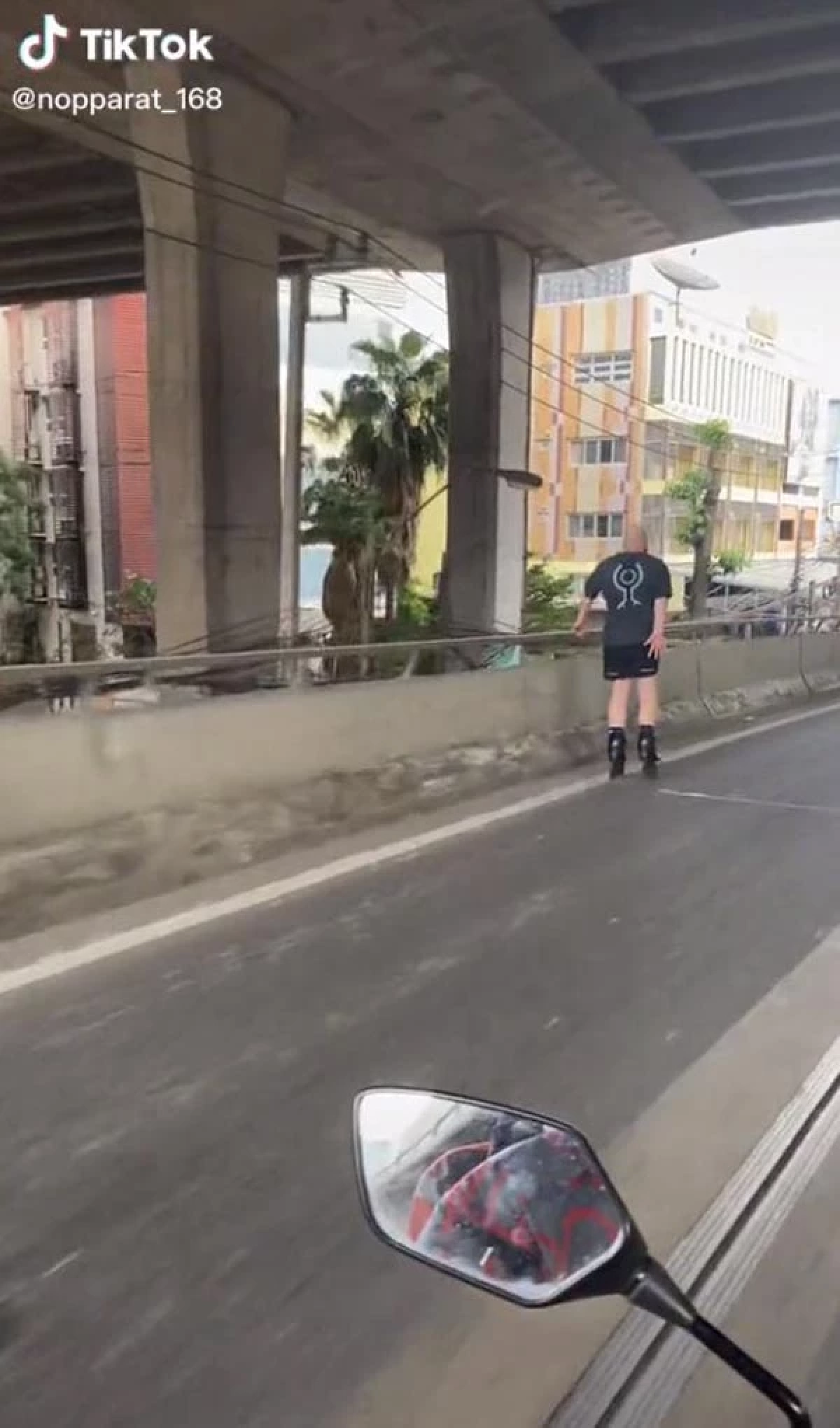 อย่างตึง "ฝรั่ง" เล่นโรลเลอร์เบลดบนถนนไทย ชาวเน็ตแห่เตือน สู่ขิตหลายคนแล้ว