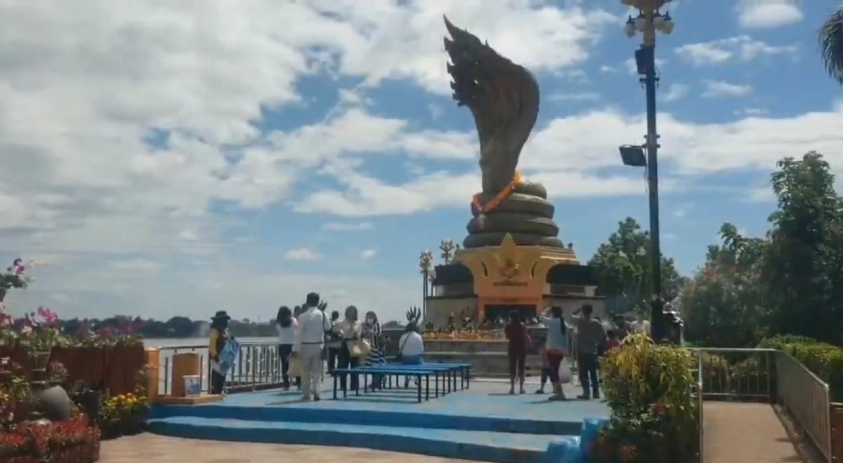 นักท่องเที่ยว สักการะ องค์พญาศรีสัตตนาคราช ริมแม่น้ำโขง จ.นครพนม 