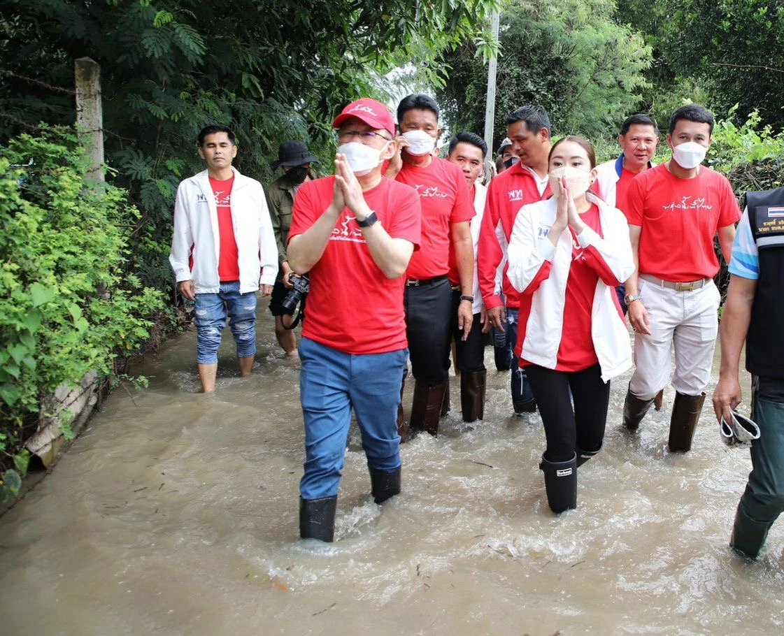 “อุ๊งอิ๊ง” ให้กำลังใจชาว “อยุธยา” หลังน้ำท่วมนาน 3 เดือน