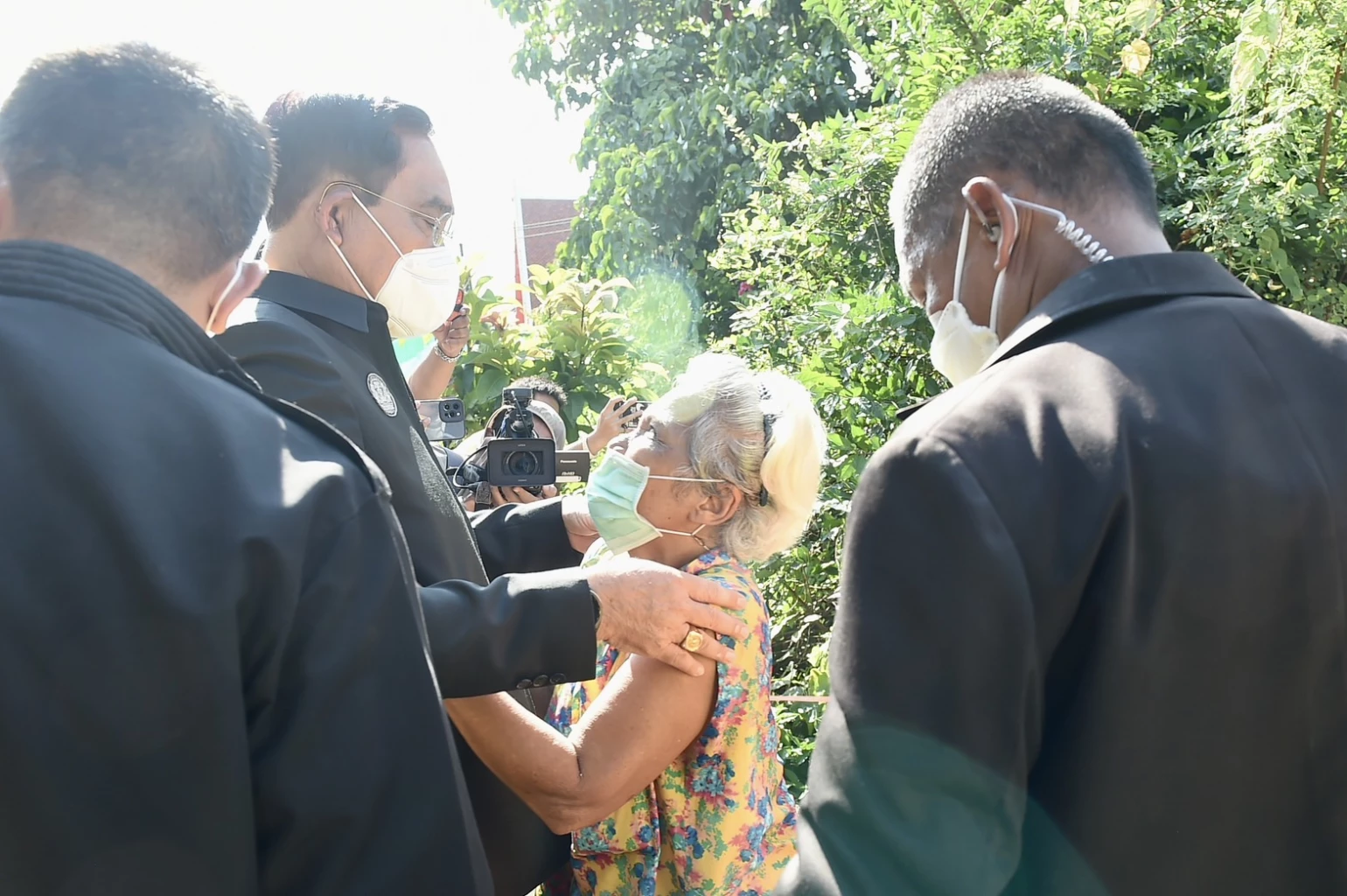 ชาวบ้านสวมกอดนายกรัฐมนตรี