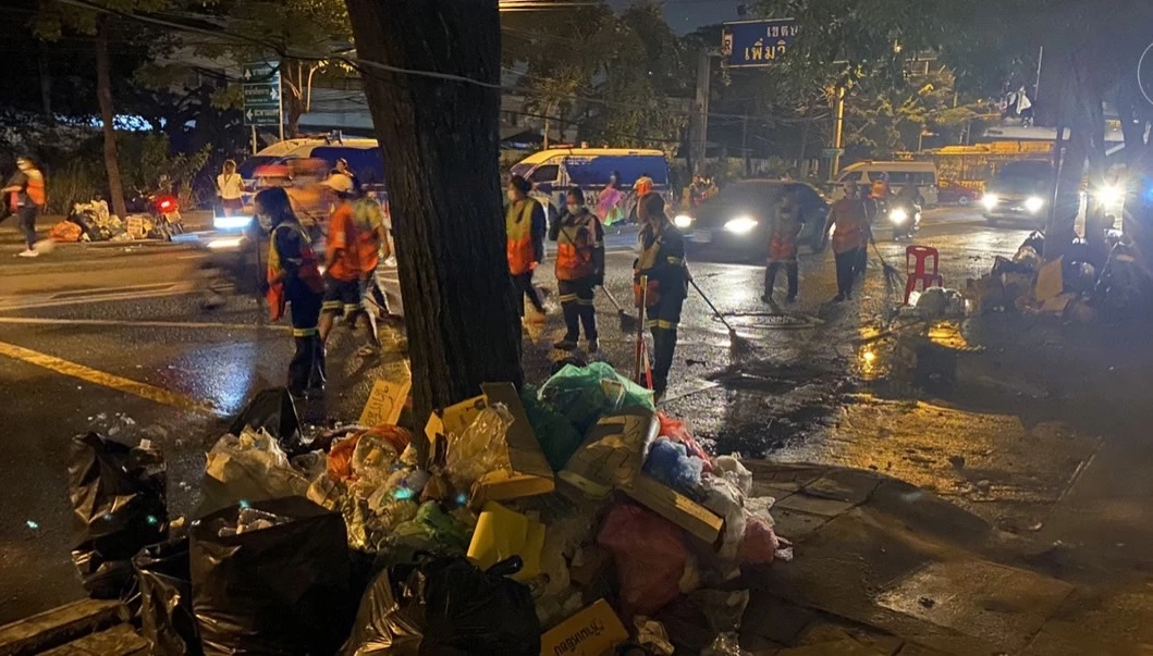 สะท้อน “ชีวิตบนความเสี่ยง” พนักงานกวาดถนน กทม. ใครบ้างที่จะรู้เรื่องแบบนี้