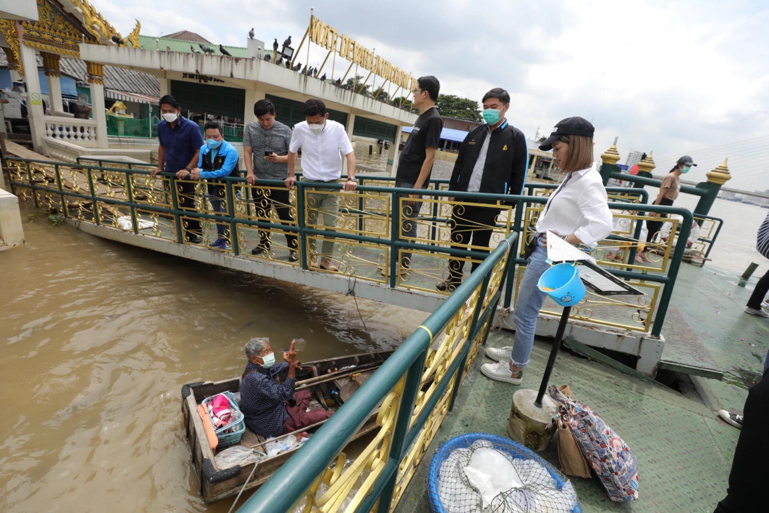 พรรคประชาธิปัตย์ลงพื้นที่ท่าเรือวัดเทวราชกุญชรวรวิหาร 