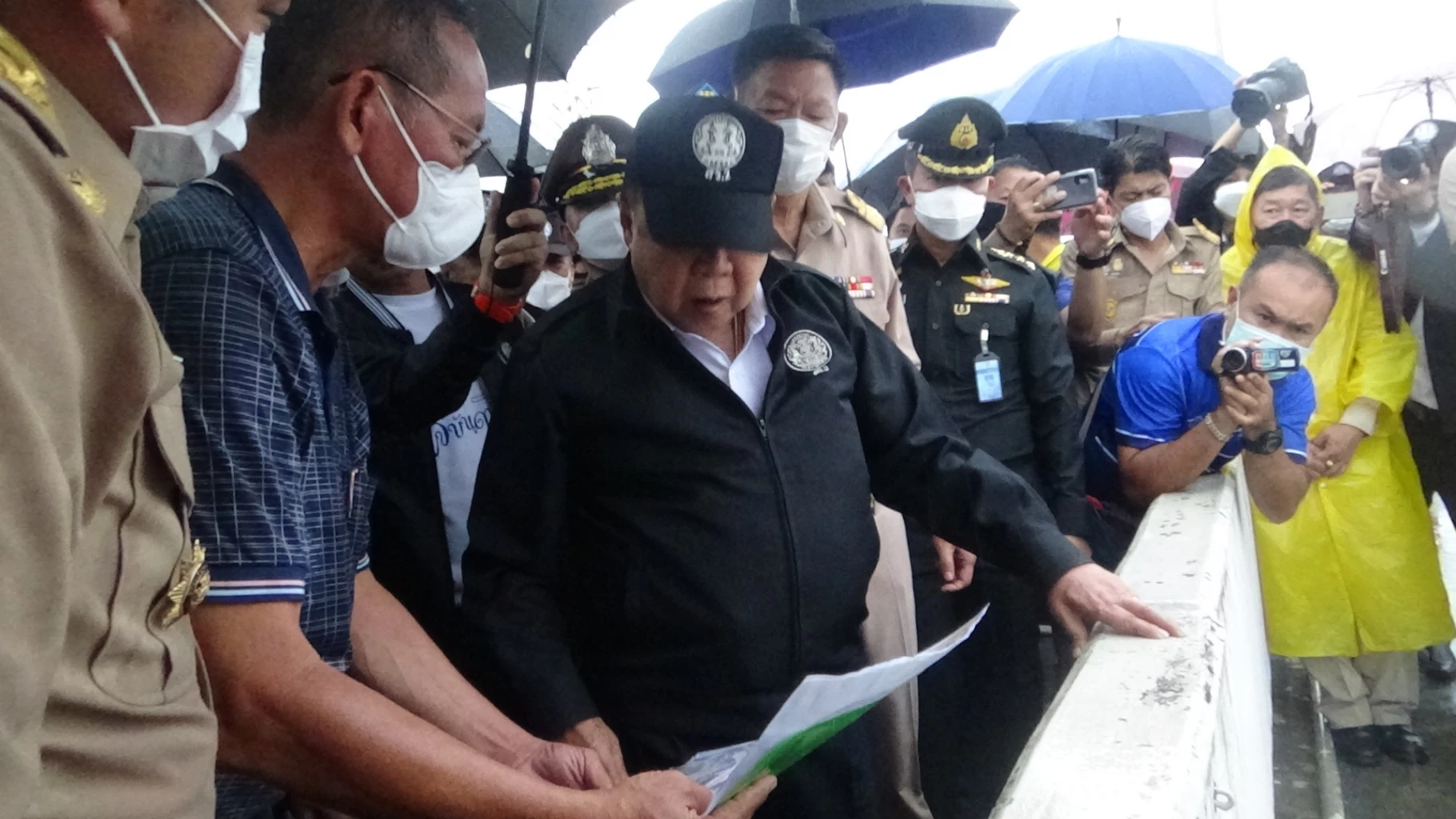 "บิ๊กป้อม" ลุยน้ำท่วม "ชัยนาท-อยุธยา" พร้อมสั่งการเร่งแก้ปัญหาน้ำท่วม