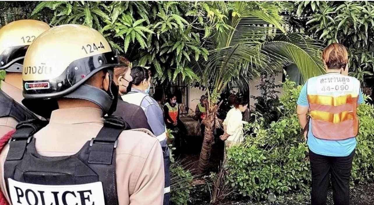 ตำรวจ สน.บางชัน เขตสะพานสูง ตรวจสอบพื้นที่ พนักงานกวาดถนน ถูกรถชนตายคาที่ เมื่อวันที่ 9 ตุลาคม 2565
